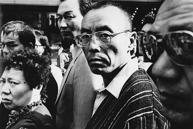 一群人同时侧头看着摄影师