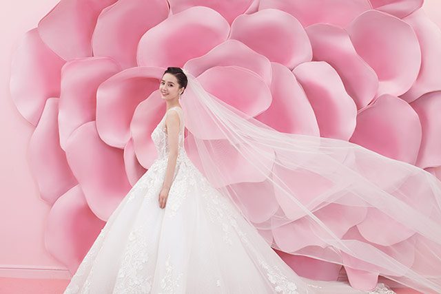 采用花类素材置景，也就是在浪漫婚纱的基调之上，融入鸟语花香的自然之感。