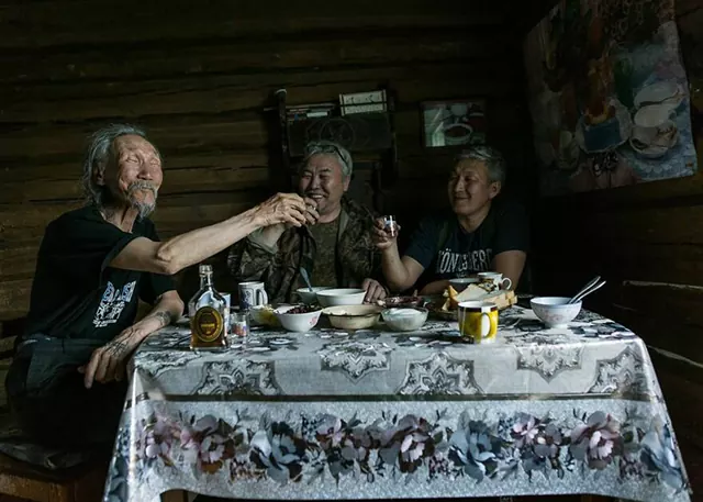 西伯利亚 萨哈 漫长的冬季 人们在饮酒