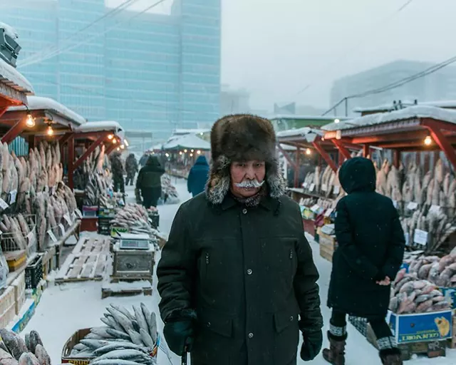 西伯利亚 萨哈 漫长的冬季 市场中的老人