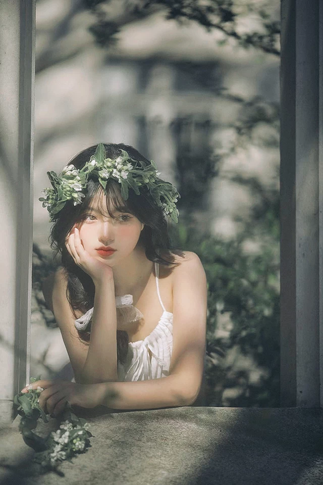 戴花环 睡衣 窗边托腮 少女写真