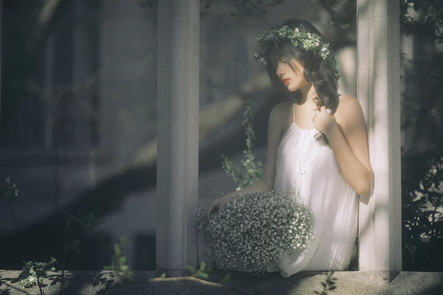戴花环 睡衣 秀发一缕 少女写真