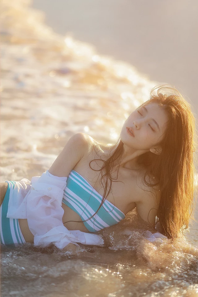 少女风情 沙滩泳装特写