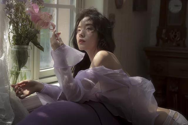 紫色调女子写真 美丽的肩和锁骨