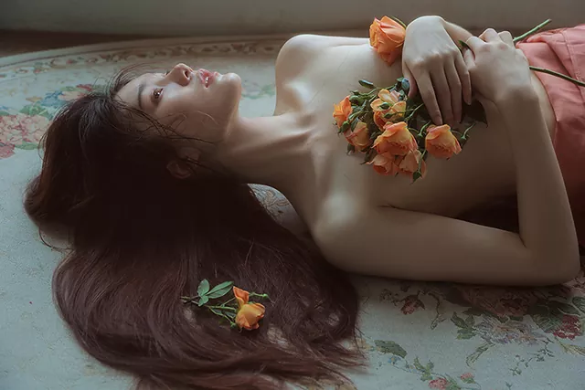 胸前捧花的优雅女子写真