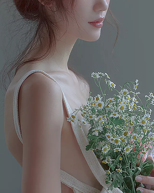 胸前捧着花束的少女写真 清凉服饰