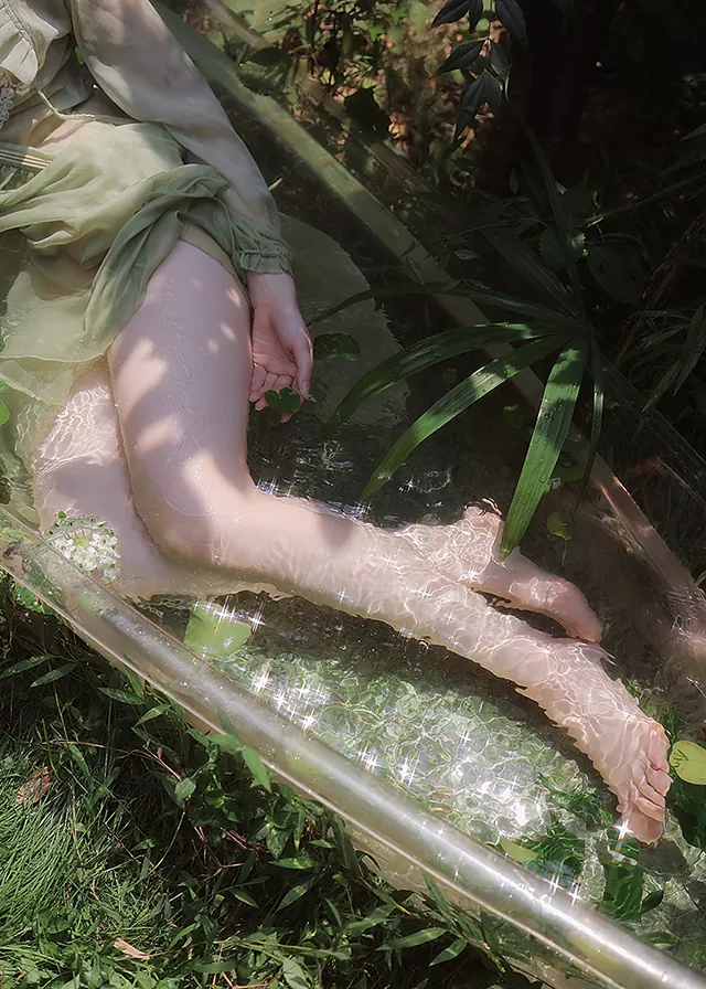 性感的 优雅的 年轻女子写真美腿照片