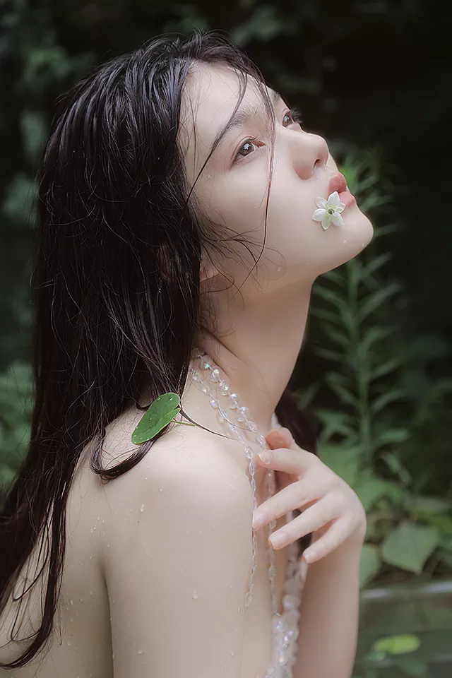 性感的 优雅的 秀发湿漉漉，年轻女子写真照片