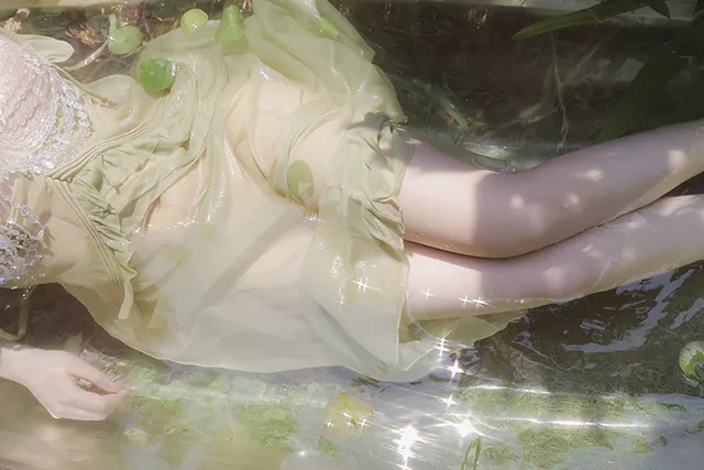 性感的 优雅的 年轻女子美腿写真照片