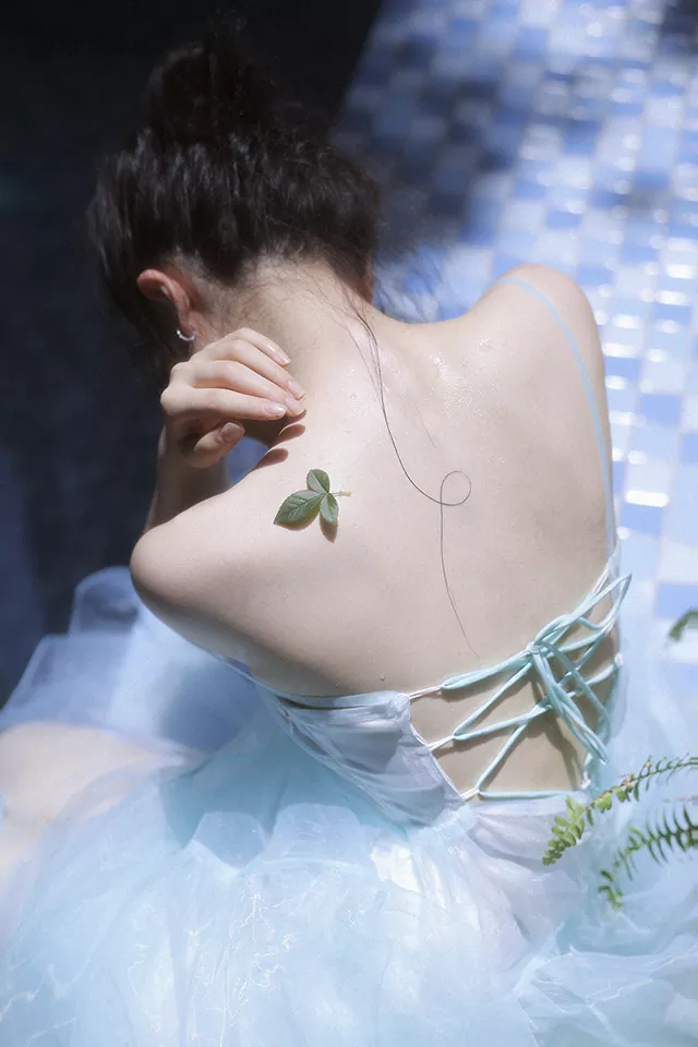 性感的 优雅的 美好的脊背 年轻女子写真照片