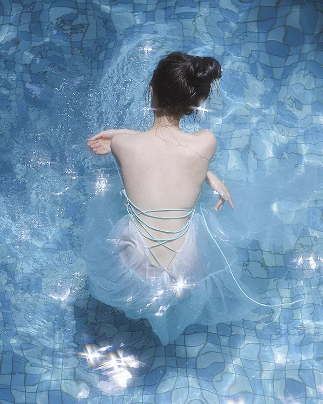 性感的 优雅的 年轻女子泳池写真照片