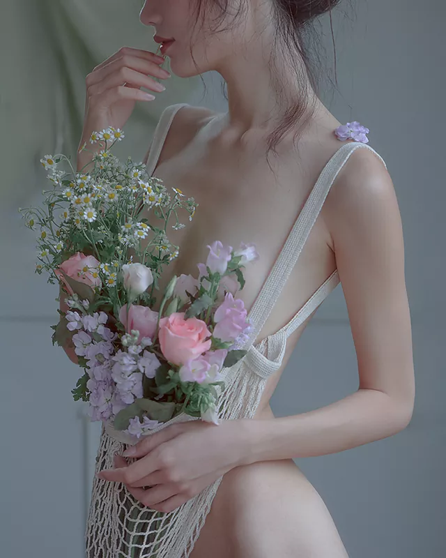 捧花的少女 清凉服饰