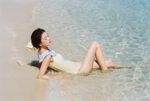 泳装少女 可爱表情 夏日海滩