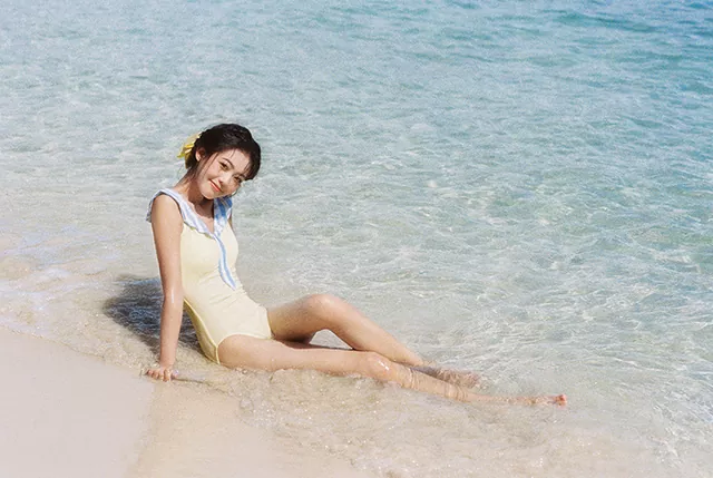 泳装少女 可爱表情 夏日海滩