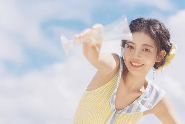 泳装少女 可爱表情 夏日海滩