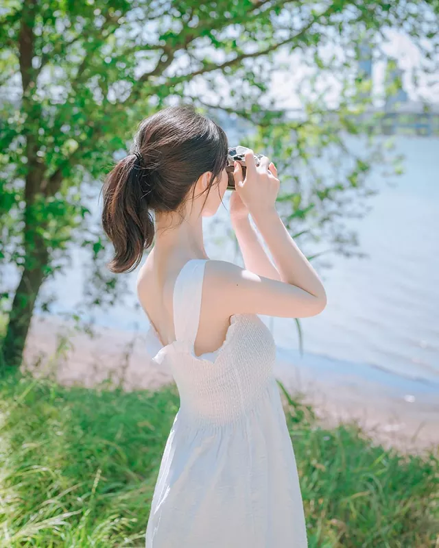 夏日少女装束 雪白的吊带裙子