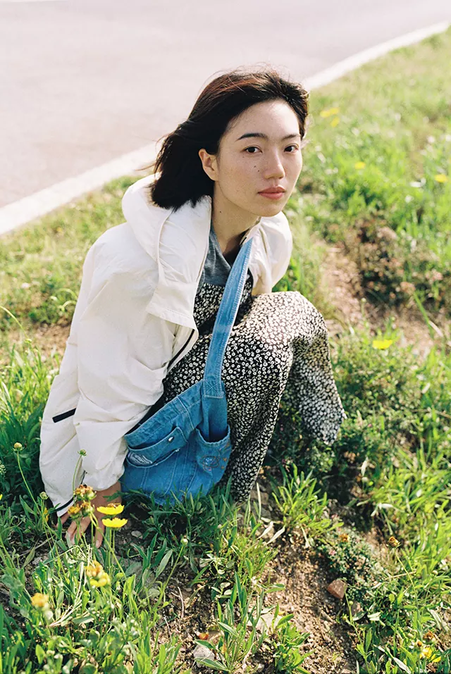 草地上的女子