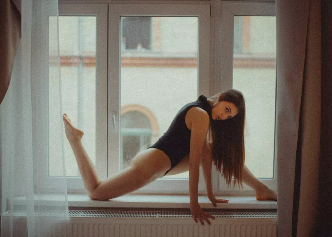 窗边的女子
