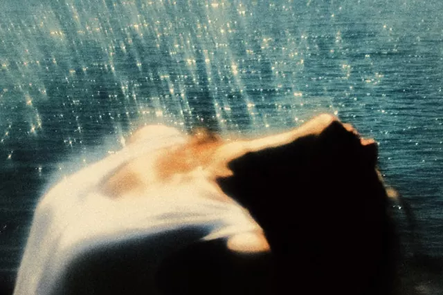 阳光下,世界漂浮起来